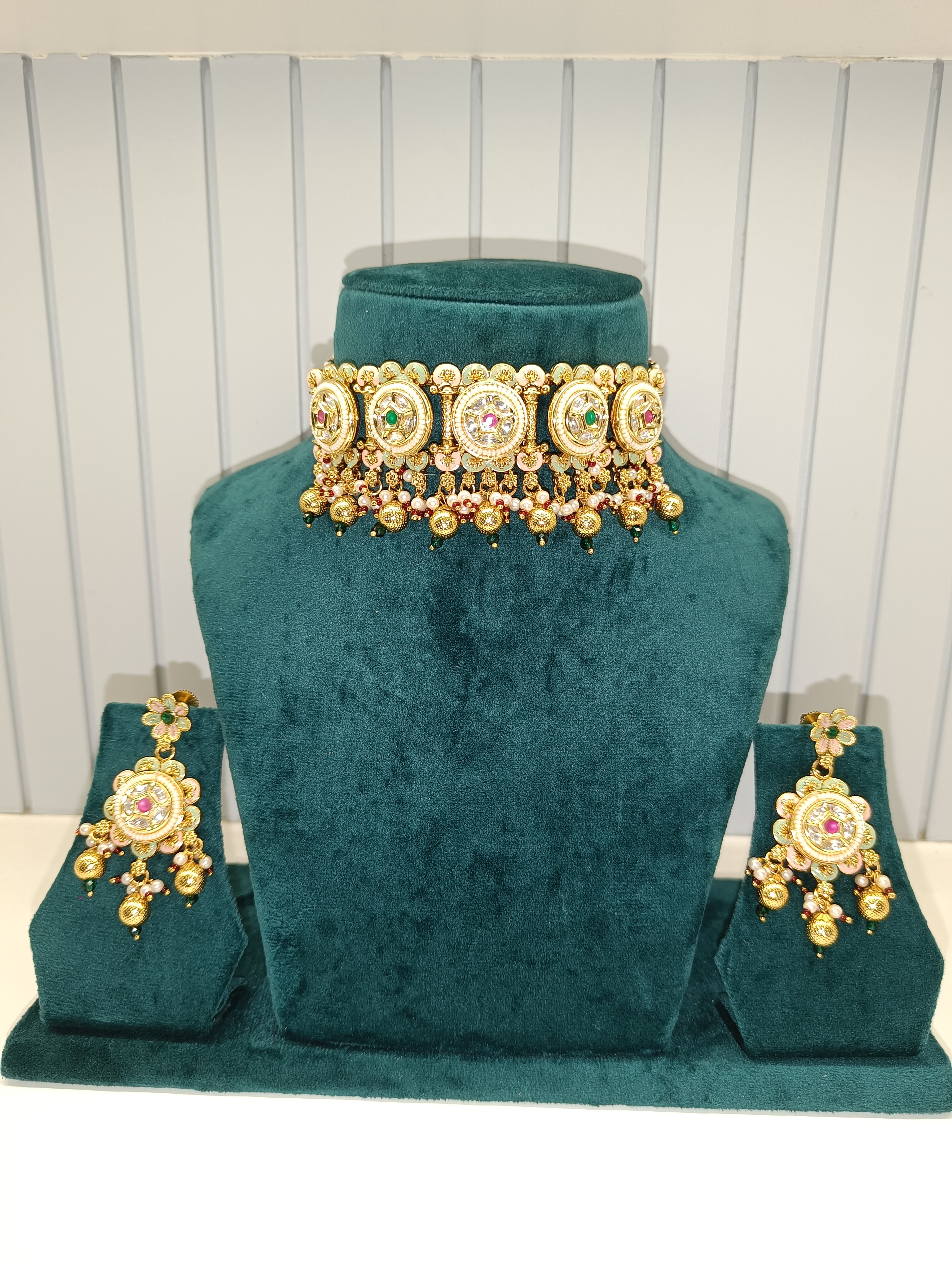 Hiraola's Product Image