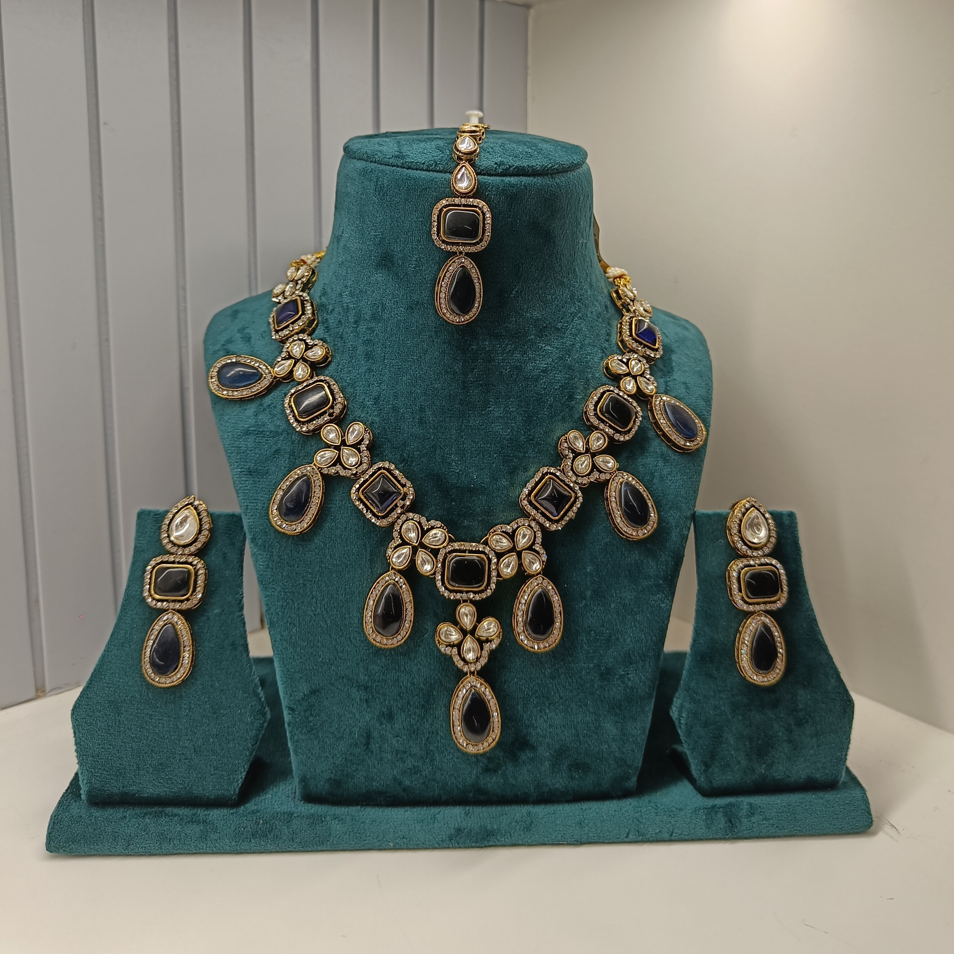 Hiraola's Product Image