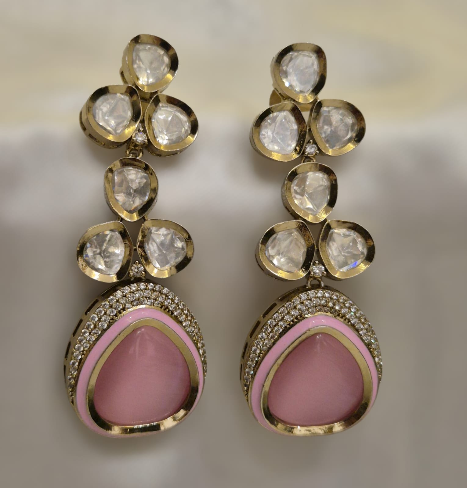 Hiraola's Product Image