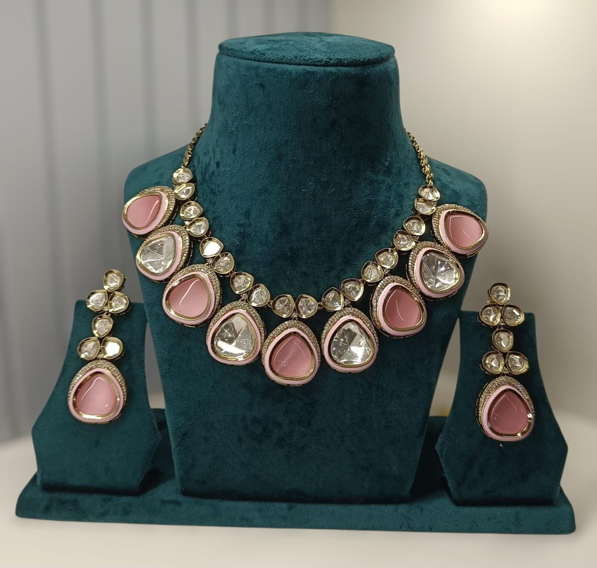 Hiraola's Product Image