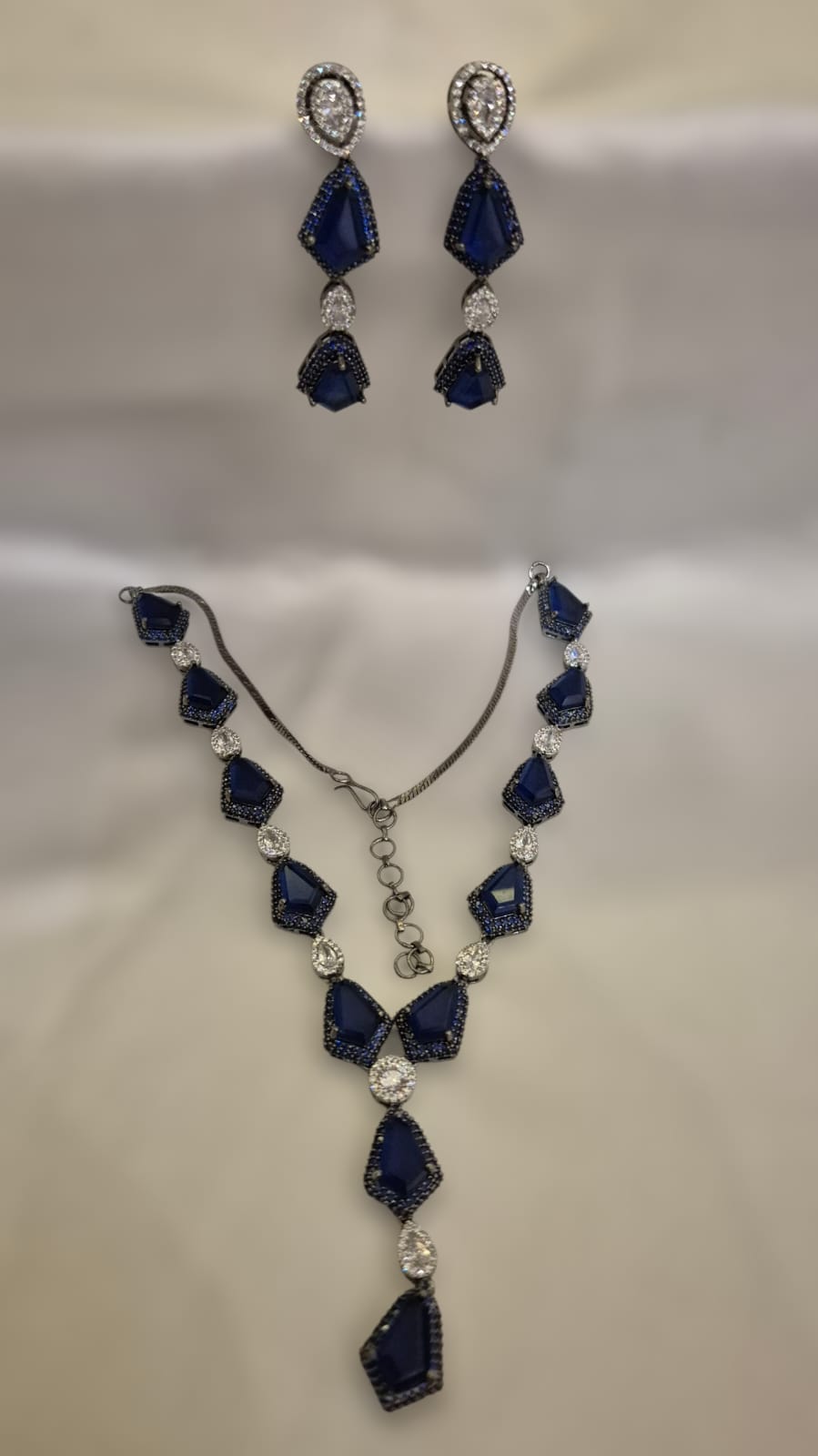 Hiraola's Product Image