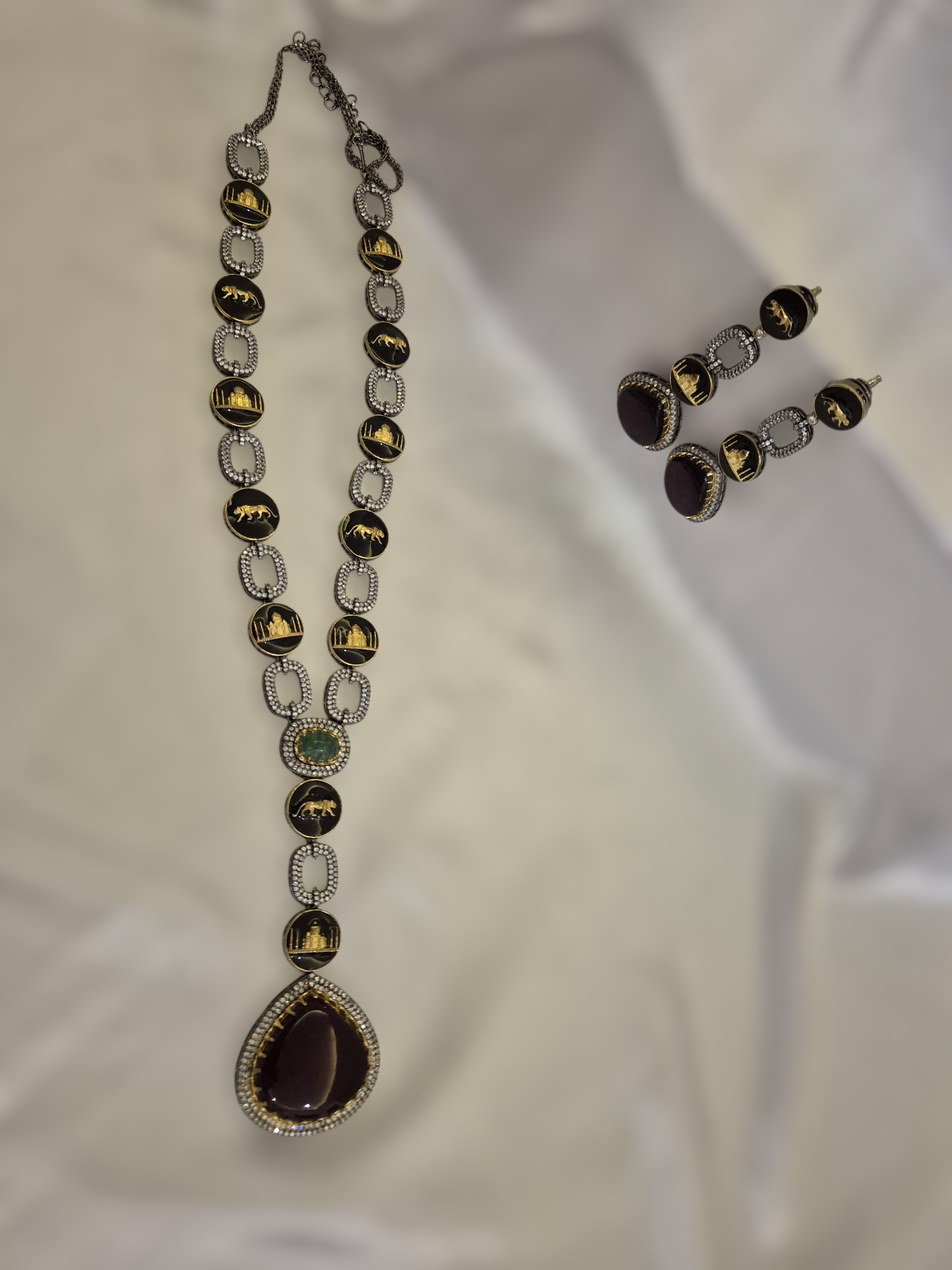 Hiraola's Product Image