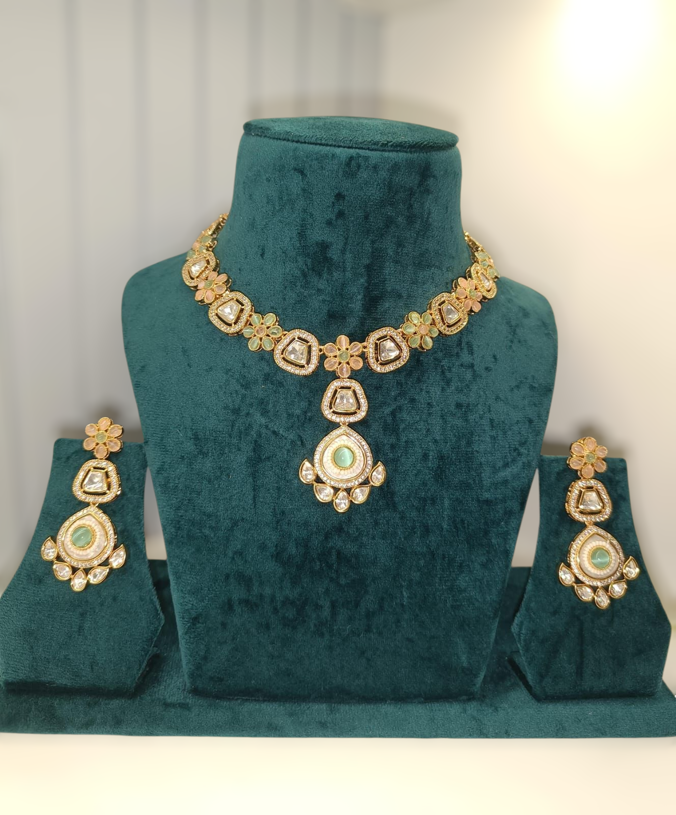 Hiraola's Product Image