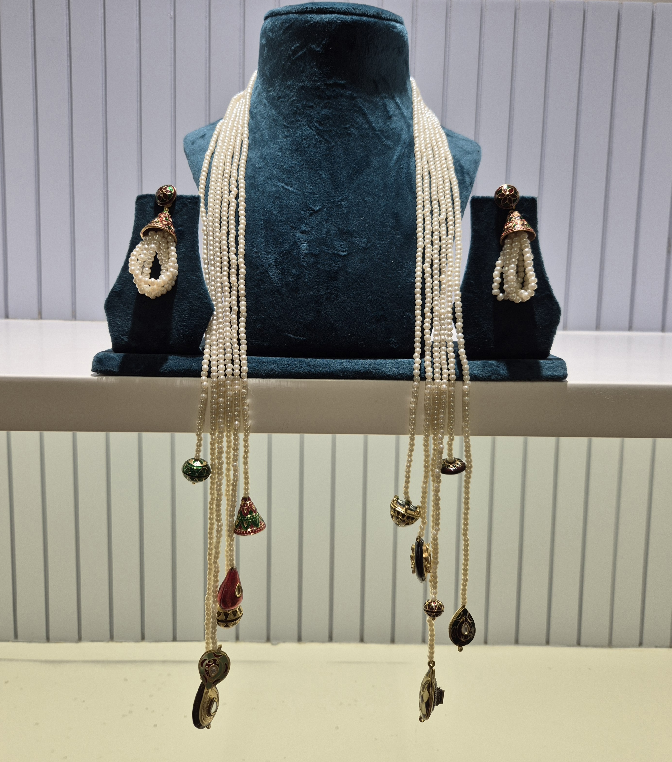 Hiraola's Product Image